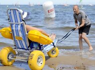 Plaża SUPERgo w Sopocie z wózkiem do kąpieli dla osób z niepełnosprawnością