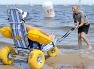 Plaża SUPERgo w Sopocie z wózkiem do kąpieli dla osób z niepełnosprawnością