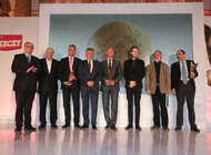 Twórcy filmu „Wolyń”, rosyjskie Stowarzyszenie Memoriał oraz Polska Wytwórnia Papierów Wartościowych z nagrodami Strażnik Pamięci 2016.