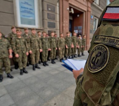 Żołnierze Wojsk Obrony Terytorialnej podczas porządkowania miejsc pamięci Powstania Warszawskiego