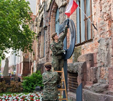 Żołnierze Wojsk Obrony Terytorialnej podczas porządkowania miejsc pamięci Powstania Warszawskiego