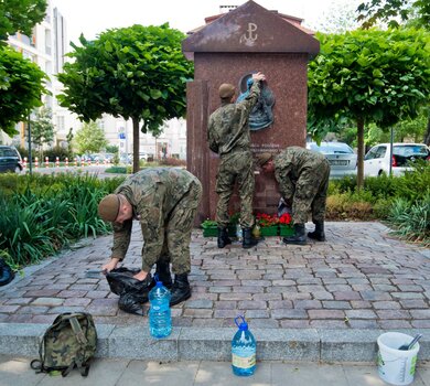 Żołnierze Wojsk Obrony Terytorialnej podczas porządkowania miejsc pamięci Powstania Warszawskiego