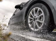 Jesienne deszcze zwiększają ryzyko aquaplaningu - ostrzega Nokian Tyres