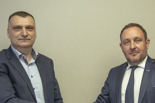 od lewej: Piotr Mirek, I wiceprezes ds. operacyjnych TELE-FONIKA Kable, Rafał Pawełczak, prezes zarz