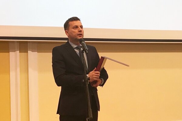 Laur Innowacyjności 2019. Wiceprezes KGHM ds. rozwoju Adam Bugajczuk odbiera nagrodę