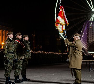 Wręczenie sztandaru 12 Wielkopolskiej Brygadzie OT