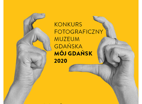 Grafika konkursu przedstawia dwie dłonie w pozycji jakby trzymały aparat. Pomiędzy dłońmi napisy w pięciu liniach Konkurs fotograficzny Muzeum Gdańska Mój Gdańsk 2020. 