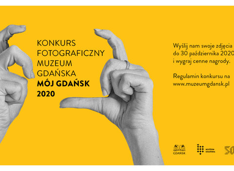 Grafika konkursu przedstawia dwie dłonie w pozycji jakby trzymały aparat. Pomiędzy dłońmi napisy w pięciu liniach Konkurs fotograficzny Muzeum Gdańska Mój Gdańsk 2020. 