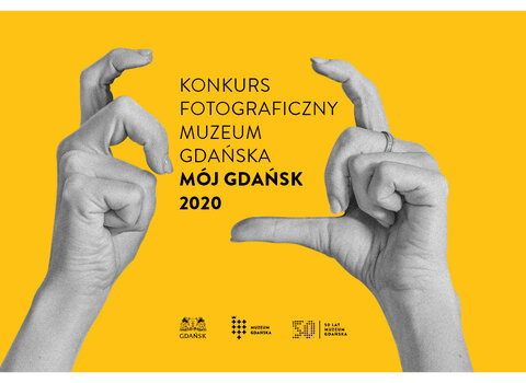 Grafika konkursu przedstawia dwie dłonie w pozycji jakby trzymały aparat. Pomiędzy dłońmi napisy w pięciu liniach Konkurs fotograficzny Muzeum Gdańska Mój Gdańsk 2020. 