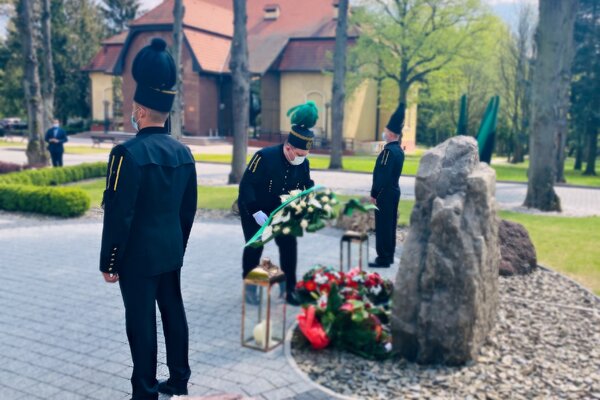 Prezes Zarządu KGHM składa kwiaty