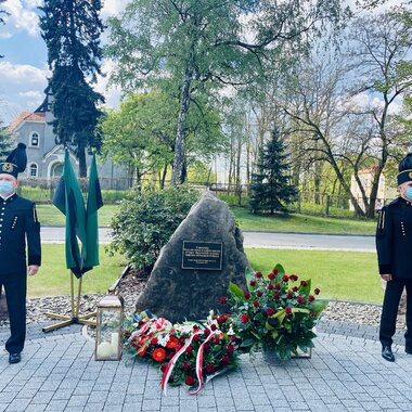 Kwiaty przy pomniku w hołdzie Pracownikom Polskiej Miedzi