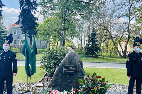 Kwiaty przy pomniku w hołdzie Pracownikom Polskiej Miedzi