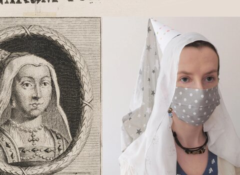 Zdjęcie przedstawia z lewej portret królowej w czepcu. Po prawej współczesne zdjęcie kobiety imitującej jej ubiór noszącej maskę. 