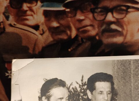 Zdjęcie przedstawia zbliżenie na wielkoformatową fotografię Alfonsa Pillatha podczas uroczystości w latach 90. Poniżej czarno-białe zdjęcie młodszego A.P. podczas uroczystości rodzinnej.   