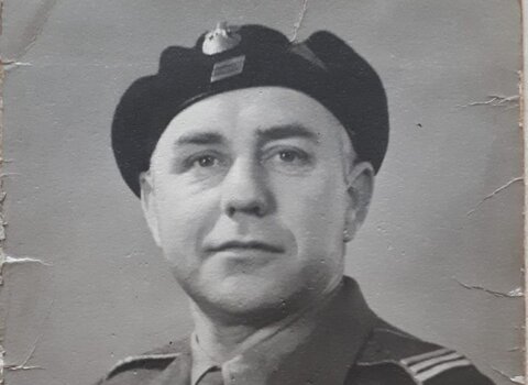 Zdjęcie przedstawia mężczyznę w wojskowym mundurze. Na prawej piersi trzy medale. Na głowie beret wojskowy. 