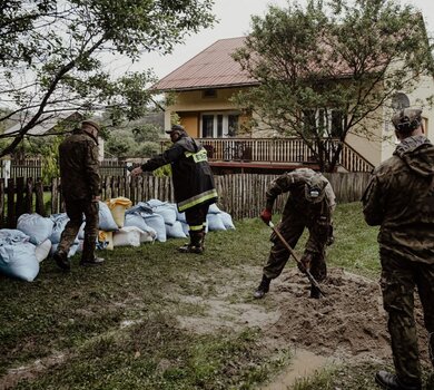 Żołnierze WOT wspierają strażaków w gminach: Bircza oraz Krzywcza (pow. przemyski)
