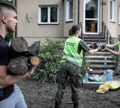 Żołnierze 3 Podkarpackiej Brygady OT pomagają poszkodowanym w ulewnych deszczach