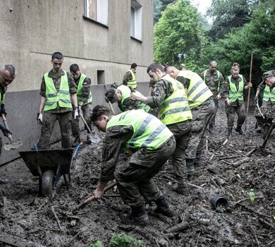 Żołnierze 3 Podkarpackiej Brygady OT pomagają poszkodowanym w ulewnych deszczach