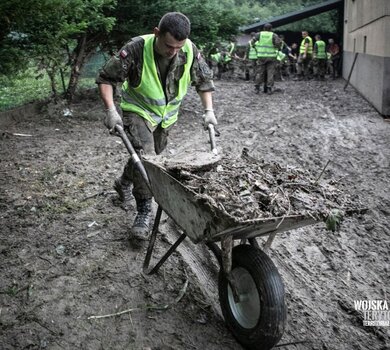 Żołnierze 3 Podkarpackiej Brygady OT pomagają poszkodowanym w ulewnych deszczach