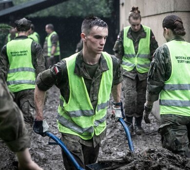 Żołnierze 3 Podkarpackiej Brygady OT pomagają poszkodowanym w ulewnych deszczach