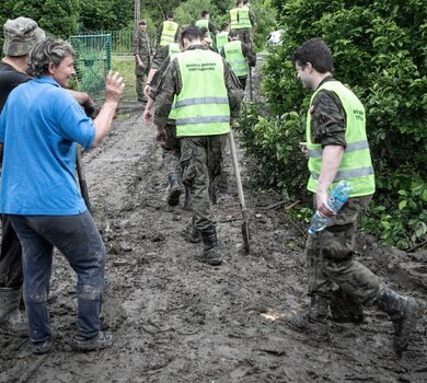 Żołnierze 3 Podkarpackiej Brygady OT pomagają poszkodowanym w ulewnych deszczach