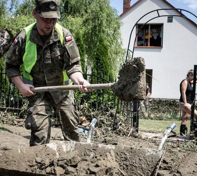 Żołnierze 3 Podkarpackiej Brygady OT pomagają poszkodowanym w ulewnych deszczach