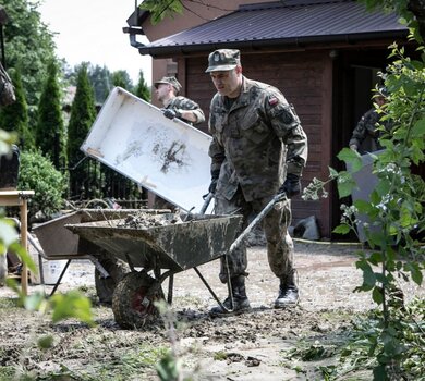 Żołnierze 3 Podkarpackiej Brygady OT pomagają poszkodowanym w ulewnych deszczach