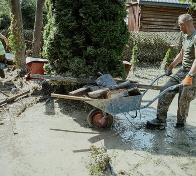 Trzcianka, żołnierze 3 Podkarpackiej Brygady OT wspierają poszkodowanych