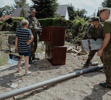 Trzcianka, żołnierze 3 Podkarpackiej Brygady OT wspierają poszkodowanych