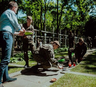 Porządkowanie miejsc pamięci przed 76. rocznicą wybuchu Powstania Warszawskiego