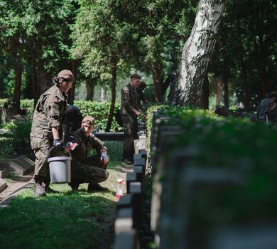 Porządkowanie miejsc pamięci przed 76. rocznicą wybuchu Powstania Warszawskiego
