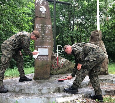 Porządkowanie miejsc pamięci przed 76. rocznicą Powstania Warszawskiego