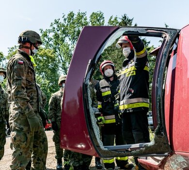 Terytorialsi ćwiczyli jak ratować ofiary wypadków na drogach.