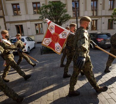 Wręczenie sztandaru wojskowego 10ŚBOT im. mjr. Eugeniusza Gedymina Kaszyńskiego ps. „Nurt”