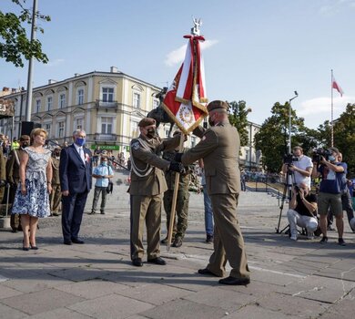 Wręczenie sztandaru wojskowego 10ŚBOT im. mjr. Eugeniusza Gedymina Kaszyńskiego ps. „Nurt”