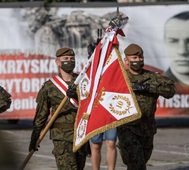 Wręczenie sztandaru wojskowego 10ŚBOT im. mjr. Eugeniusza Gedymina Kaszyńskiego ps. „Nurt”