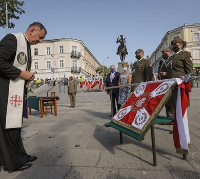 Wręczenie sztandaru wojskowego 10ŚBOT im. mjr. Eugeniusza Gedymina Kaszyńskiego ps. „Nurt”