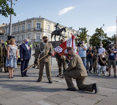 Wręczenie sztandaru wojskowego 10ŚBOT im. mjr. Eugeniusza Gedymina Kaszyńskiego ps. „Nurt”