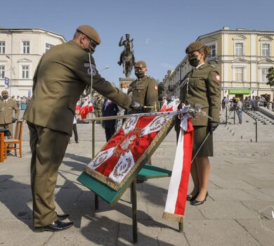 Wręczenie sztandaru wojskowego 10ŚBOT im. mjr. Eugeniusza Gedymina Kaszyńskiego ps. „Nurt”