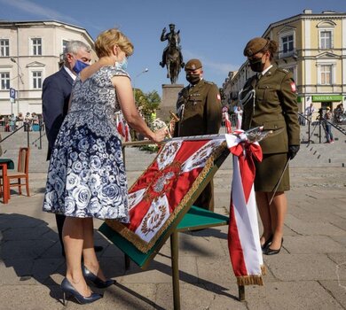 Wręczenie sztandaru wojskowego 10ŚBOT im. mjr. Eugeniusza Gedymina Kaszyńskiego ps. „Nurt”