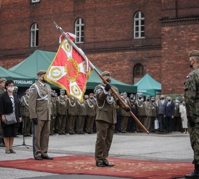 Uroczystość wręczenia sztandaru wojskowego 8 Kujawsko - Pomorskiej Brygadzie OT