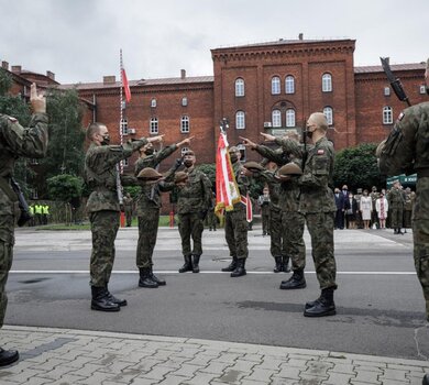 Pierwsza przysięga wojskowa na sztandar 8 Kujawsko - Pomorskiej Brygady OT