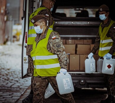 Żołnierze WOT wspierają dyrektorów szkół