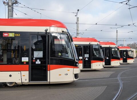 Zdjęcie przedstawia cztery tramwaje. 
