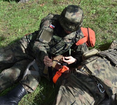 Ratowanie życia pod ostrzałem - kurs Ratownika Pola Walki w CSWOT