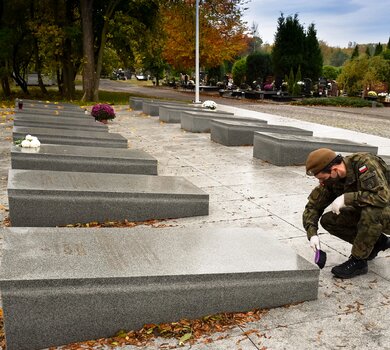 Płomyki pamięci na grobach bohaterów