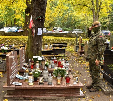 Płomyki pamięci na grobach bohaterów