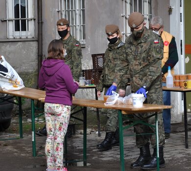 Dolnośląscy Terytorialsi wspierają CARITAS w dystrybucji gorących posiłków