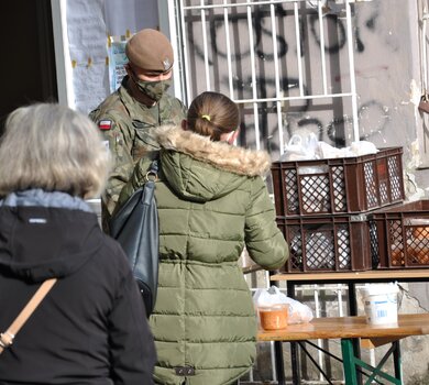 Dolnośląscy Terytorialsi wspierają CARITAS w dystrybucji gorących posiłków