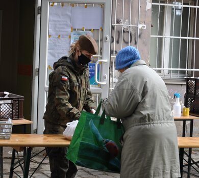 Dolnośląscy Terytorialsi wspierają CARITAS w dystrybucji gorących posiłków